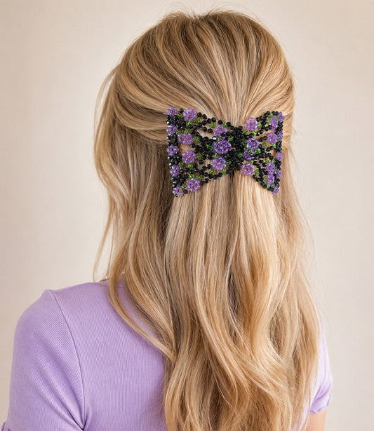 Model met een ez comb met kralen en bloemen strass paars