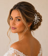 Model met een haarkam zilverkleurig lovely flowers