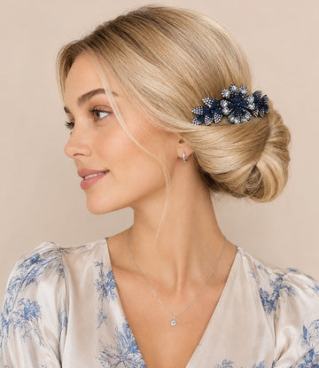 Model met een haarkam zwart bloem met bladeren