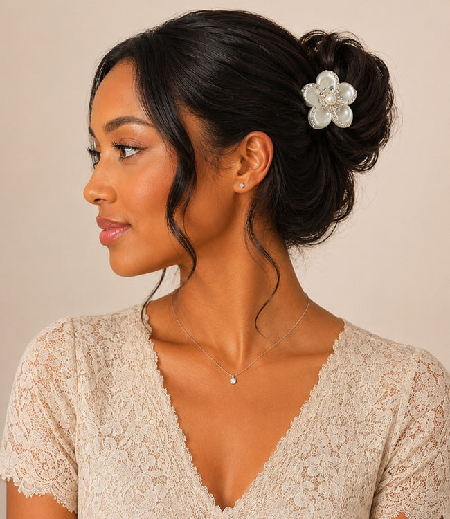 Model met een haarpin bloem crèmekleurig