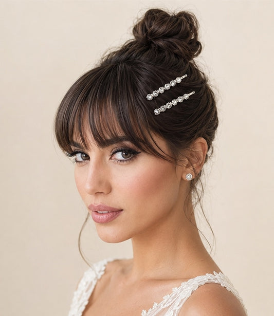 Model met zilverkleurige haarschuifjes met strass stenen