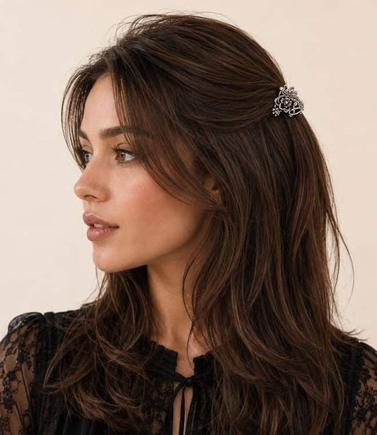 Model met haarklemmetje kleine bloemen zilverkleurig voor dun haar.
