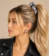 Model met een scrunchie slangenprint