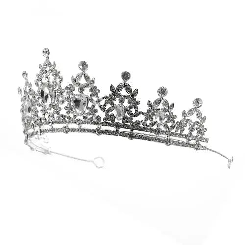 Zilverkleurige tiara met bloemetjes van steentjes van zijkant